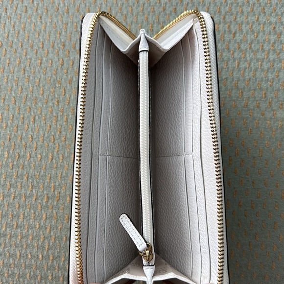 Michael Kors wallet - Picture 3 of 3